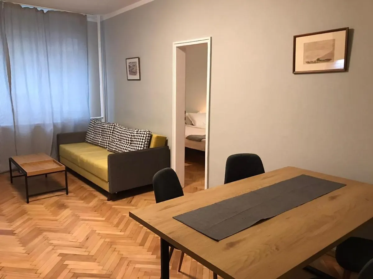 Eu Metro Station, City Center, Lovely 3-Bedroom Apartment, Free Parking contacts